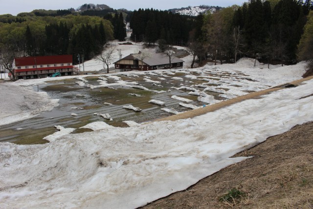 グラウンドにはまだたくさんの雪が残っています