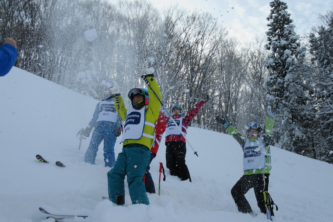 雪に遊ぶ