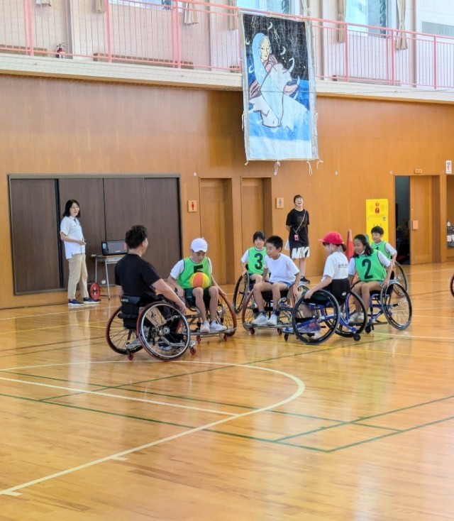 1002車椅子バスケ体験（小学部と４の２）②.jpg